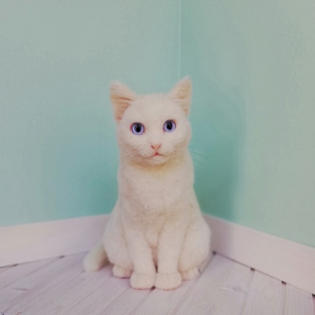 羊毛フェルト・お座りする白猫