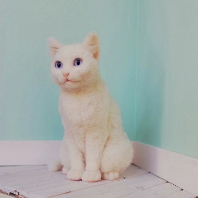 羊毛フェルト・お座りする白猫 ハンドメイドのぬいぐるみ/人形(その他)の商品写真