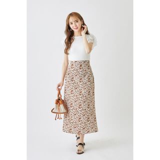 トッコ(tocco)のtocco closet パール付きフラワープリントナロースカート(ロングスカート)