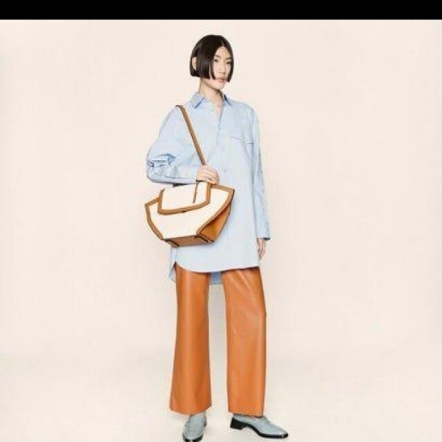 Charles and Keith(チャールズアンドキース)の【大人気】CHARLES&KEITHラージトラペーズ トップハンドルバッグ レディースのバッグ(ショルダーバッグ)の商品写真