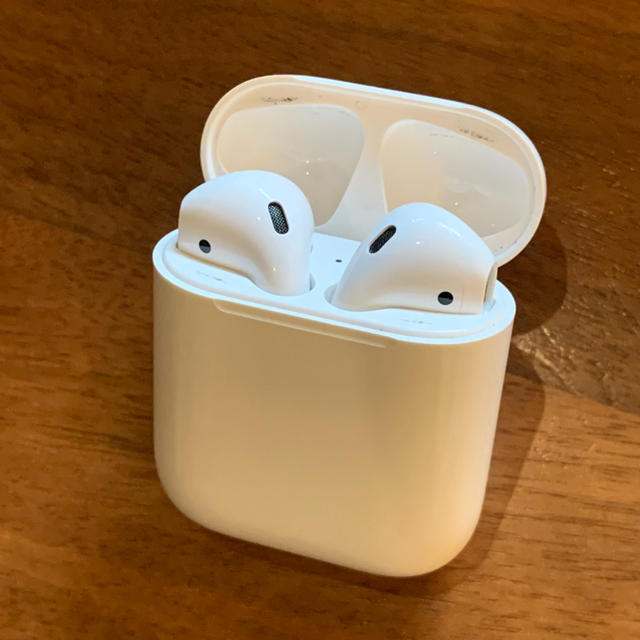 Apple(アップル)のApple AirPods 第一世代 エアポッズ 完動品 正規品 スマホ/家電/カメラのオーディオ機器(ヘッドフォン/イヤフォン)の商品写真