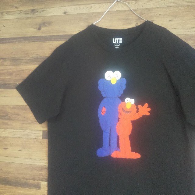 UNIQLO(ユニクロ)の【MU様　価格変更済み】UNIQLO KAWS セサミストリート Tシャツ  メンズのトップス(Tシャツ/カットソー(半袖/袖なし))の商品写真