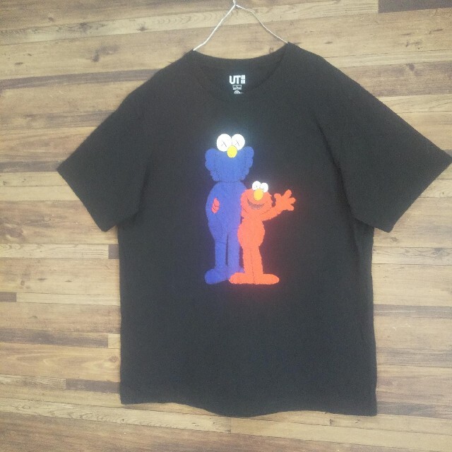UNIQLO(ユニクロ)の【MU様　価格変更済み】UNIQLO KAWS セサミストリート Tシャツ  メンズのトップス(Tシャツ/カットソー(半袖/袖なし))の商品写真
