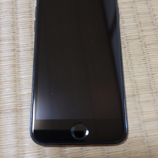 iPhone(アイフォーン)のiPhone7 128GB ブラック　割れなし傷少なく美品。 スマホ/家電/カメラのスマートフォン/携帯電話(スマートフォン本体)の商品写真