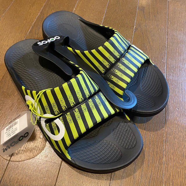 39SSTOREBLACKウーフォス　リカバリーサンダル　Yellow Stripes White