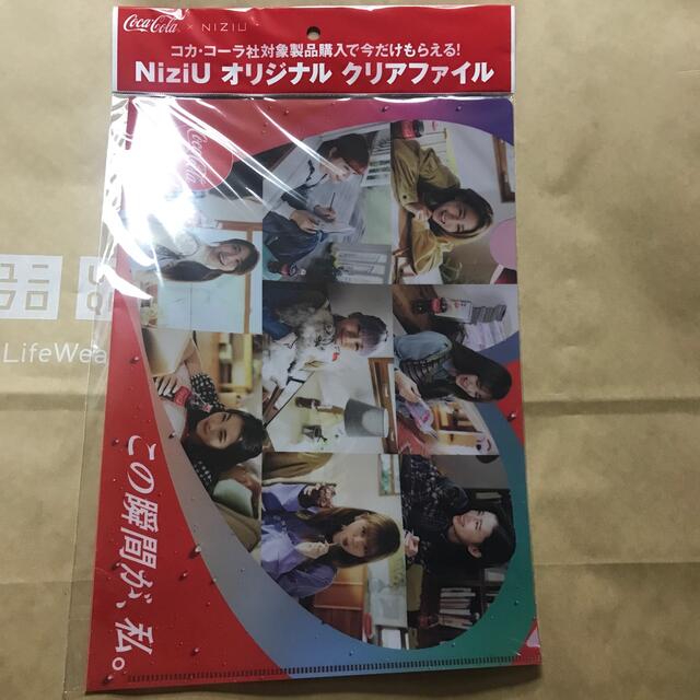 コカ・コーラ(コカコーラ)のniziu コカコーラ　クリアファイル エンタメ/ホビーのタレントグッズ(アイドルグッズ)の商品写真