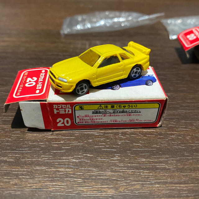 TOMMY(トミー)のカプセルトミカ日産スカイラインGT-R(r-34)黄色 エンタメ/ホビーのおもちゃ/ぬいぐるみ(ミニカー)の商品写真