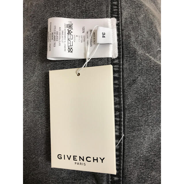 GIVENCHY(ジバンシィ)の最終お値下新品タグ付き！GIVENCHY ジバンシー　スタッズグレーデニムシャツ レディースのトップス(シャツ/ブラウス(長袖/七分))の商品写真