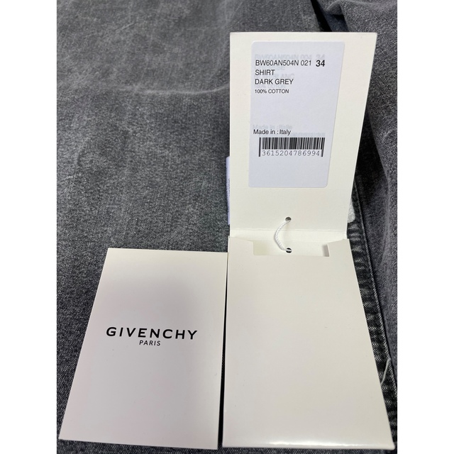 GIVENCHY(ジバンシィ)の最終お値下新品タグ付き！GIVENCHY ジバンシー　スタッズグレーデニムシャツ レディースのトップス(シャツ/ブラウス(長袖/七分))の商品写真