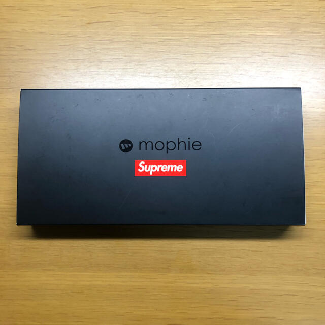 Supreme(シュプリーム)のsupreme mobile battery 充電器 スマホ/家電/カメラのスマートフォン/携帯電話(バッテリー/充電器)の商品写真