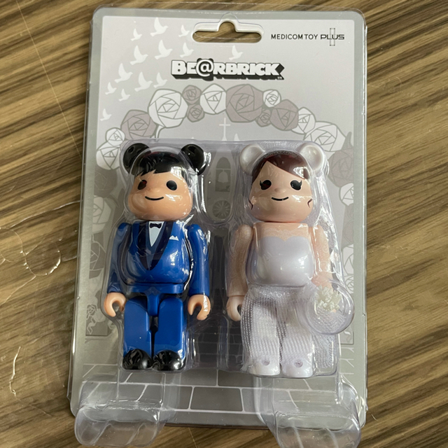 MEDICOM TOY(メディコムトイ)のBE@RBRICK グリーティング 結婚 4 PLUS 100％ ハンドメイドのおもちゃ(フィギュア)の商品写真