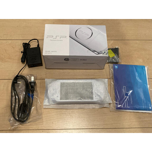 PlayStation Portable(プレイステーションポータブル)の★極美品　新品同様　パール・ホワイト　PSP-3000　完全無傷　ほぼ未使用★ エンタメ/ホビーのゲームソフト/ゲーム機本体(携帯用ゲーム機本体)の商品写真