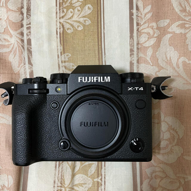 富士フイルム(フジフイルム)の【美品】富士フイルム　X-T4(付属品多数) スマホ/家電/カメラのカメラ(ミラーレス一眼)の商品写真