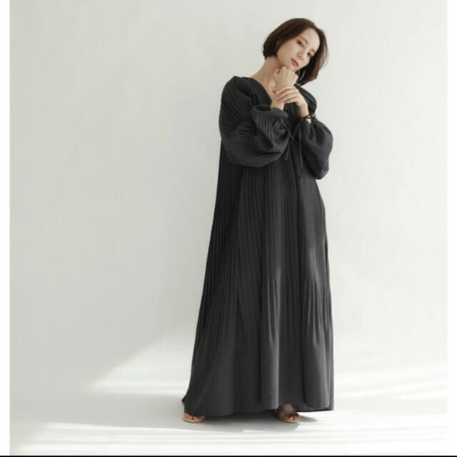 ！新品タグ付き！louren  all pleats volume dress  レディースのワンピース(ロングワンピース/マキシワンピース)の商品写真