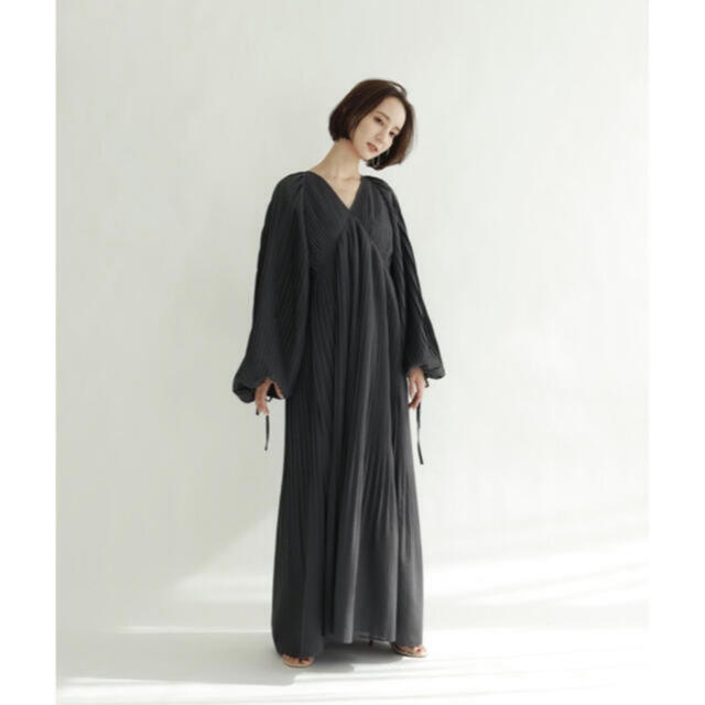 ！新品タグ付き！louren  all pleats volume dress  レディースのワンピース(ロングワンピース/マキシワンピース)の商品写真