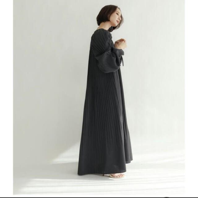 ！新品タグ付き！louren  all pleats volume dress  レディースのワンピース(ロングワンピース/マキシワンピース)の商品写真