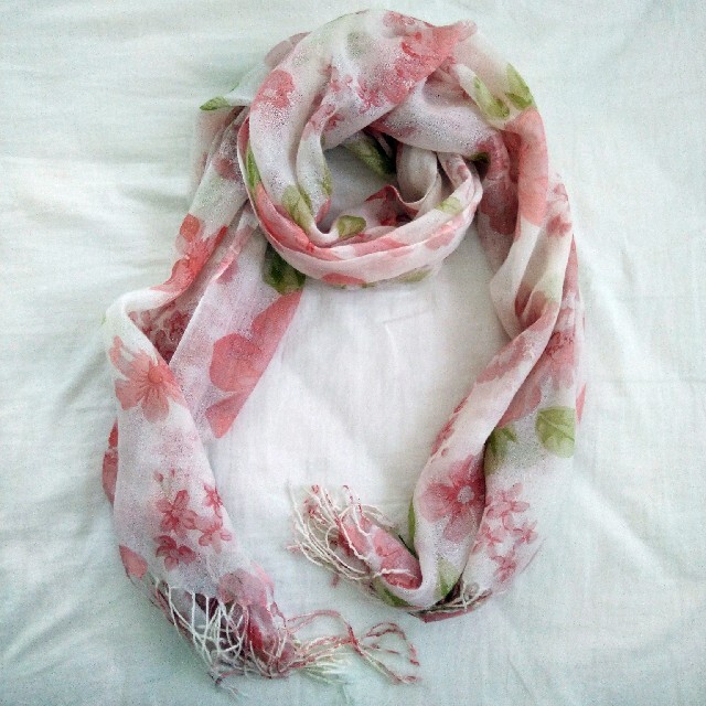 ピンクの花柄ストール　 レディースのファッション小物(ストール/パシュミナ)の商品写真