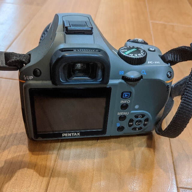 PENTAX(ペンタックス)のPENTAX　K-m  olive　【ジャンク扱い】 スマホ/家電/カメラのカメラ(デジタル一眼)の商品写真