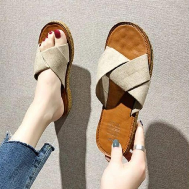 ベージュ　Size39♥サンダル ペタンコ スエード調 クロスストラップ レディースの靴/シューズ(サンダル)の商品写真