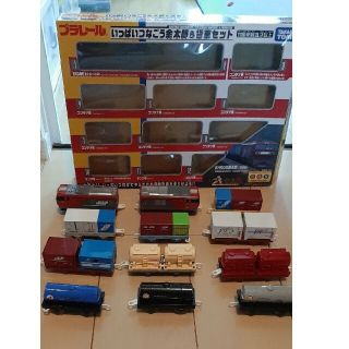 タカラトミー(Takara Tomy)のプラレール　いっぱいつなごう金太郎&貨物セットと、桃太郎(電車のおもちゃ/車)