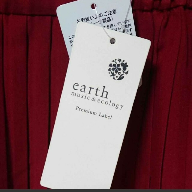 earth music & ecology(アースミュージックアンドエコロジー)の【新品 未使用】earth music&ecology プリーツミディスカート レディースのスカート(ひざ丈スカート)の商品写真