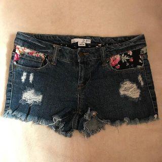 フォーエバートゥエンティーワン(FOREVER 21)の FOREVER21 フォーエバー21 デニム ショートパンツ 花柄 US25(ショートパンツ)