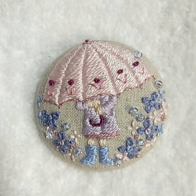 傘と女の子の刺繍ブローチ ハンドメイドのアクセサリー(コサージュ/ブローチ)の商品写真