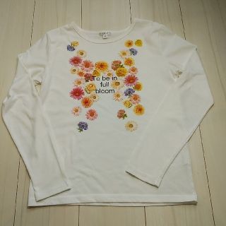 アーヴェヴェ(a.v.v)のa.v.v  アー・ヴェ・ヴェ　カットソー　花柄プリント(Tシャツ/カットソー)