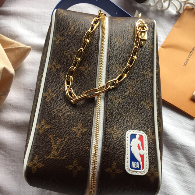 LOUIS VUITTON(ルイヴィトン)のしの専用 新品未使用 lv x nba ルイヴィトンxnba コラボ メンズのバッグ(セカンドバッグ/クラッチバッグ)の商品写真