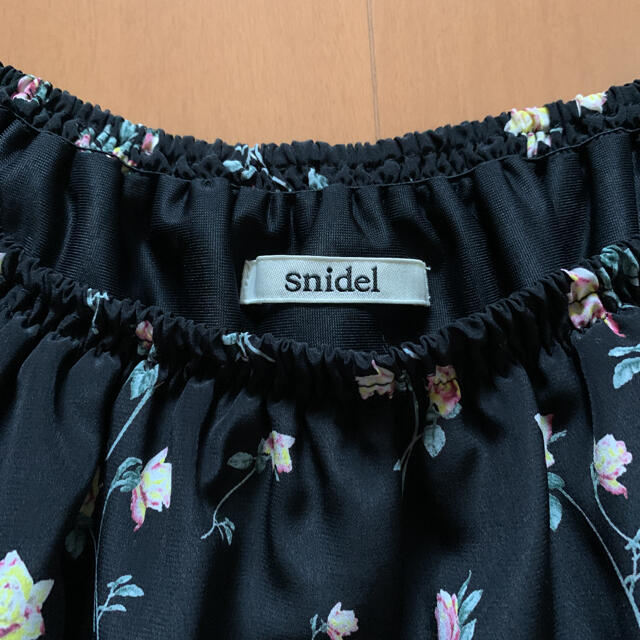 SNIDEL(スナイデル)のスナイデル　花柄トップス レディースのトップス(カットソー(半袖/袖なし))の商品写真