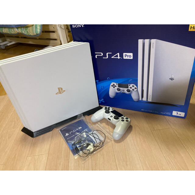 PlayStation4(プレイステーション4)の★美品★PlayStation 4 Pro グレイシャー・ホワイト エンタメ/ホビーのゲームソフト/ゲーム機本体(家庭用ゲーム機本体)の商品写真