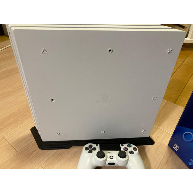 PlayStation4(プレイステーション4)の★美品★PlayStation 4 Pro グレイシャー・ホワイト エンタメ/ホビーのゲームソフト/ゲーム機本体(家庭用ゲーム機本体)の商品写真