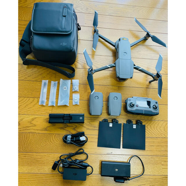 DJI Mavic 2 pro + Fly more combo エンタメ/ホビーのおもちゃ/ぬいぐるみ(ホビーラジコン)の商品写真