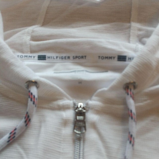 TOMMY HILFIGER(トミーヒルフィガー)のトミーヒルフィガー 新品 刺繍ロゴ 薄手パーカー レディースのトップス(パーカー)の商品写真