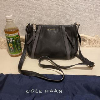 コールハーン(Cole Haan)のCOLE HAAN 本レザー斜め掛けショルダーバッグ　黒(ショルダーバッグ)