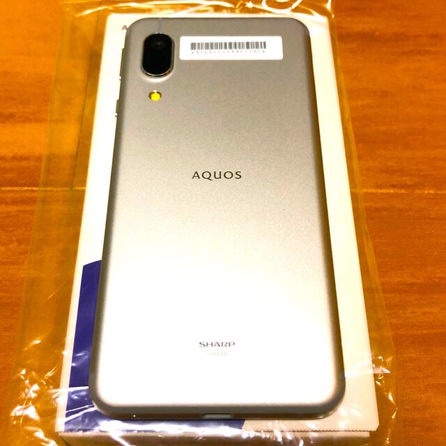 AQUOS(アクオス)のau AQUOS sense3 basic シルバー(SIMフリー) スマホ/家電/カメラのスマートフォン/携帯電話(スマートフォン本体)の商品写真