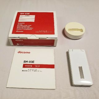 エヌティティドコモ(NTTdocomo)のdocomo FOMA  SH-03E  WHITE + 通信充電ケーブル追加(携帯電話本体)