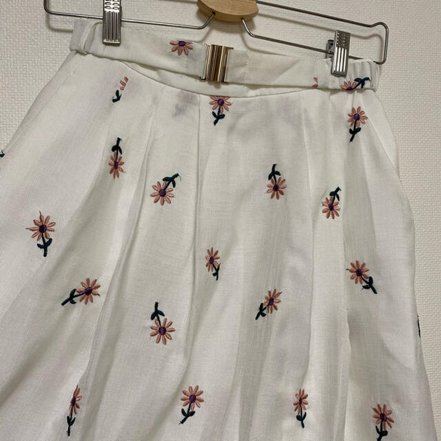 REDYAZEL(レディアゼル)のレディアゼル 花柄 刺繍 フレア スカート ホワイト 白 レディースのスカート(ひざ丈スカート)の商品写真