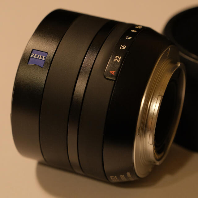 富士フイルム(フジフイルム)の【美品】Carl Zeiss Touit 32mm F1.8 富士Xマウント スマホ/家電/カメラのカメラ(レンズ(単焦点))の商品写真