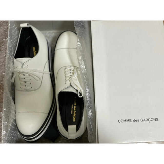 COMME des GARCONS(コムデギャルソン)の●コムデギャルソン白ボディ×黒白ソール24未使用 レディースの靴/シューズ(スニーカー)の商品写真