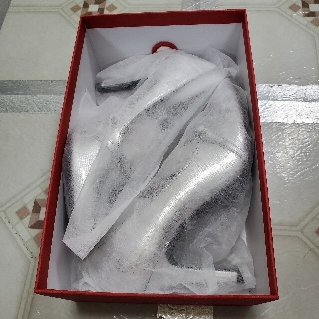 23cm シルバーカラー　メタリック　エナメル　パンプス レディースの靴/シューズ(ハイヒール/パンプス)の商品写真