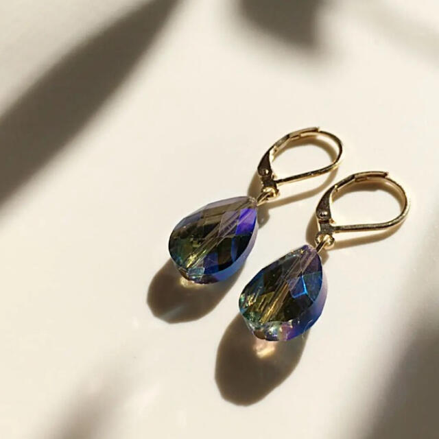 ZARA(ザラ)の087 一粒ビジュー　しずく　ミニ　ブルーカーキ　ピアス　イヤリング　レトロ ハンドメイドのアクセサリー(ピアス)の商品写真