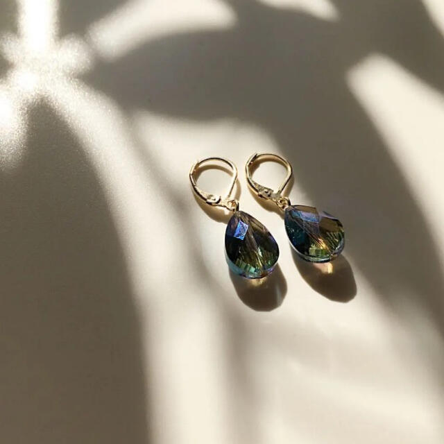 ZARA(ザラ)の087 一粒ビジュー　しずく　ミニ　ブルーカーキ　ピアス　イヤリング　レトロ ハンドメイドのアクセサリー(ピアス)の商品写真