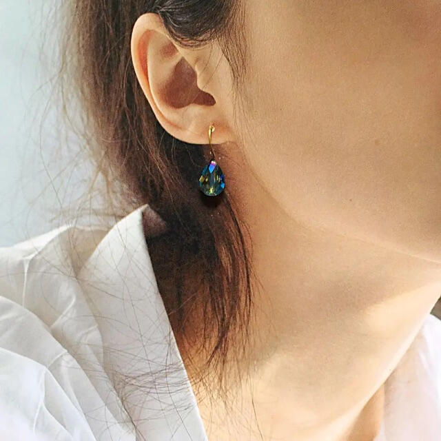 ZARA(ザラ)の087 一粒ビジュー　しずく　ミニ　ブルーカーキ　ピアス　イヤリング　レトロ ハンドメイドのアクセサリー(ピアス)の商品写真