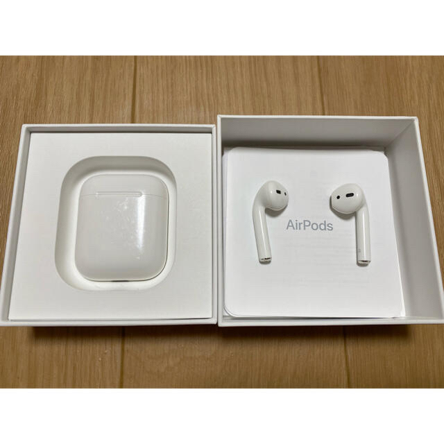 Apple(アップル)のAirPods  第一世代　箱あり　正規品 スマホ/家電/カメラのオーディオ機器(ヘッドフォン/イヤフォン)の商品写真