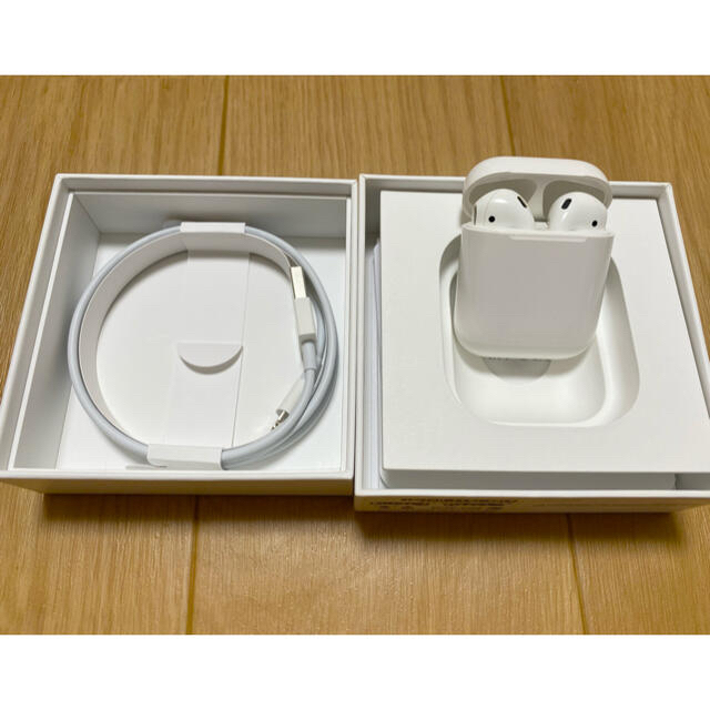 Apple(アップル)のAirPods  第一世代　箱あり　正規品 スマホ/家電/カメラのオーディオ機器(ヘッドフォン/イヤフォン)の商品写真