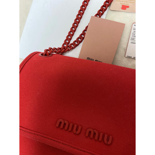 正規店購入付属品完備 MIUMIUチェーンカナパショルダーバッグ 希少赤 極美品 正規店購入付属品完備 MIUMIUチェーンカナパショルダーバッグ 希少赤 極美品