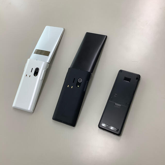 PHS携帯電話機 WX12K 白黒   WX330J黒 中古ジャンク品扱い スマホ/家電/カメラのスマートフォン/携帯電話(PHS本体)の商品写真