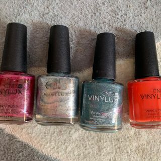 シーエヌディー(CND)の夏ネイル　夏用　CND VINYLUXバイナラクスウィークリーポリッシュ(マニキュア)