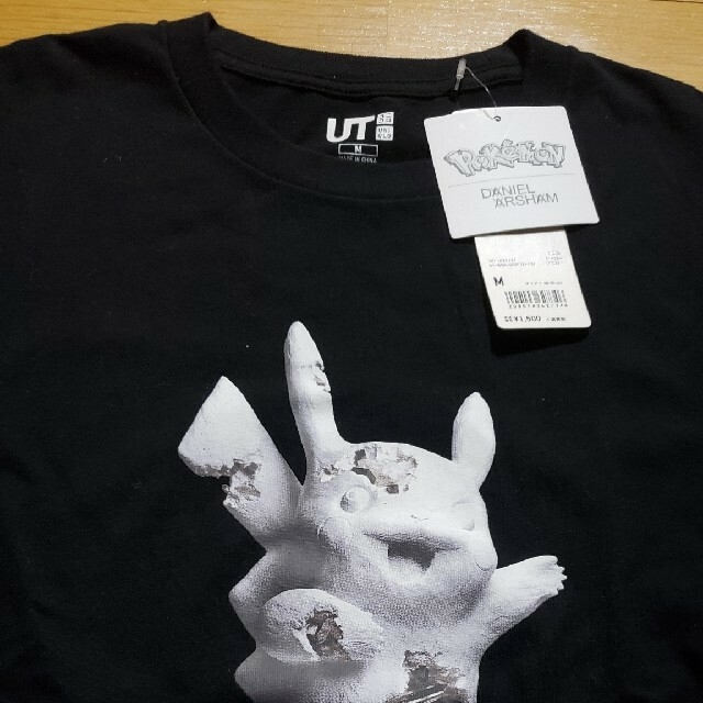 UNIQLO(ユニクロ)の□12月限定□UNIQLO ポケットモンスターTee ダニエル・アーシャム黒Ｍ メンズのトップス(Tシャツ/カットソー(半袖/袖なし))の商品写真